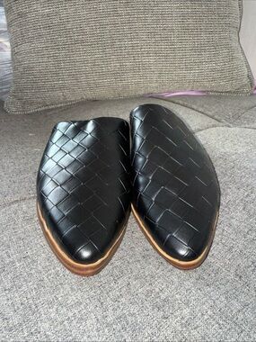 Yellow Box Novita Black Textured Slide Slip on Mules Quiet Luxury Shoes Size 9